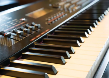 Piano Keyboard Buyer’s Guide – Whether you’re just starting to play piano or want to try your hand at creating original compositions, this is your ticket to musical magic!