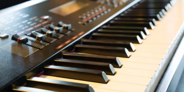 Piano Keyboard Buyer’s Guide – Whether you’re just starting to play piano or want to try your hand at creating original compositions, this is your ticket to musical magic!